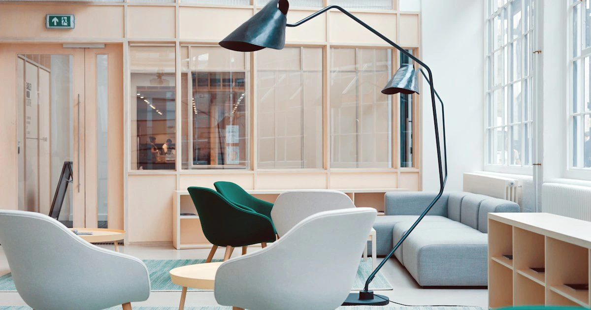 Ambiente de escritório profissional com mobiliário contemporâneo e estações de trabalho