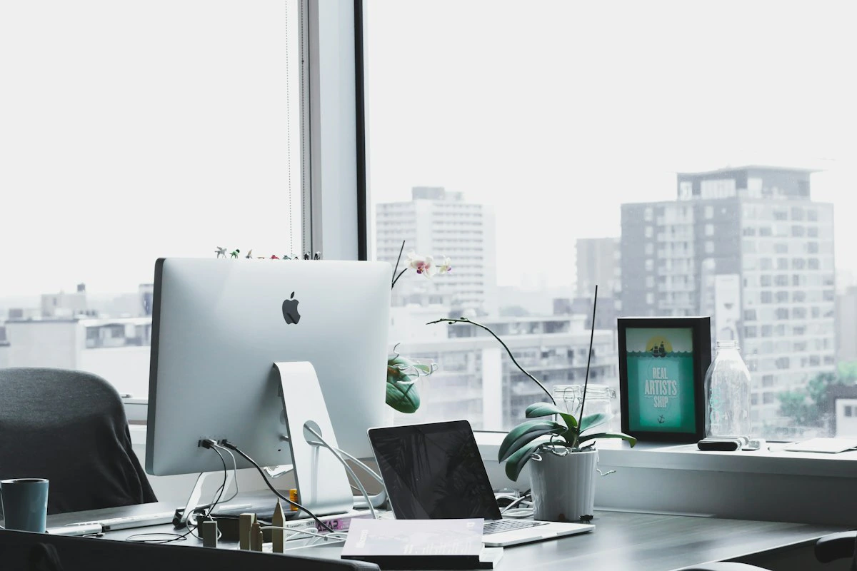 Pessoas trabalhando em laptops em um espaço de coworking colaborativo