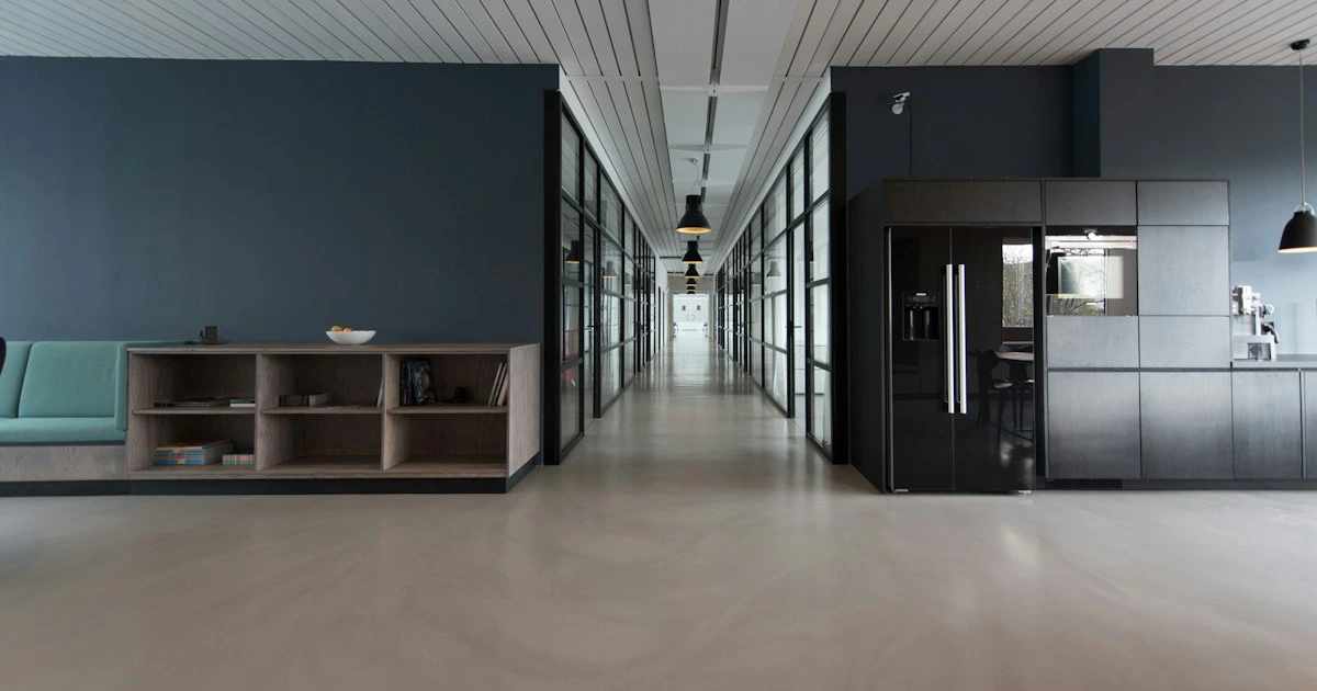 Mesa de escritório moderna em ambiente corporativo iluminado com luz natural