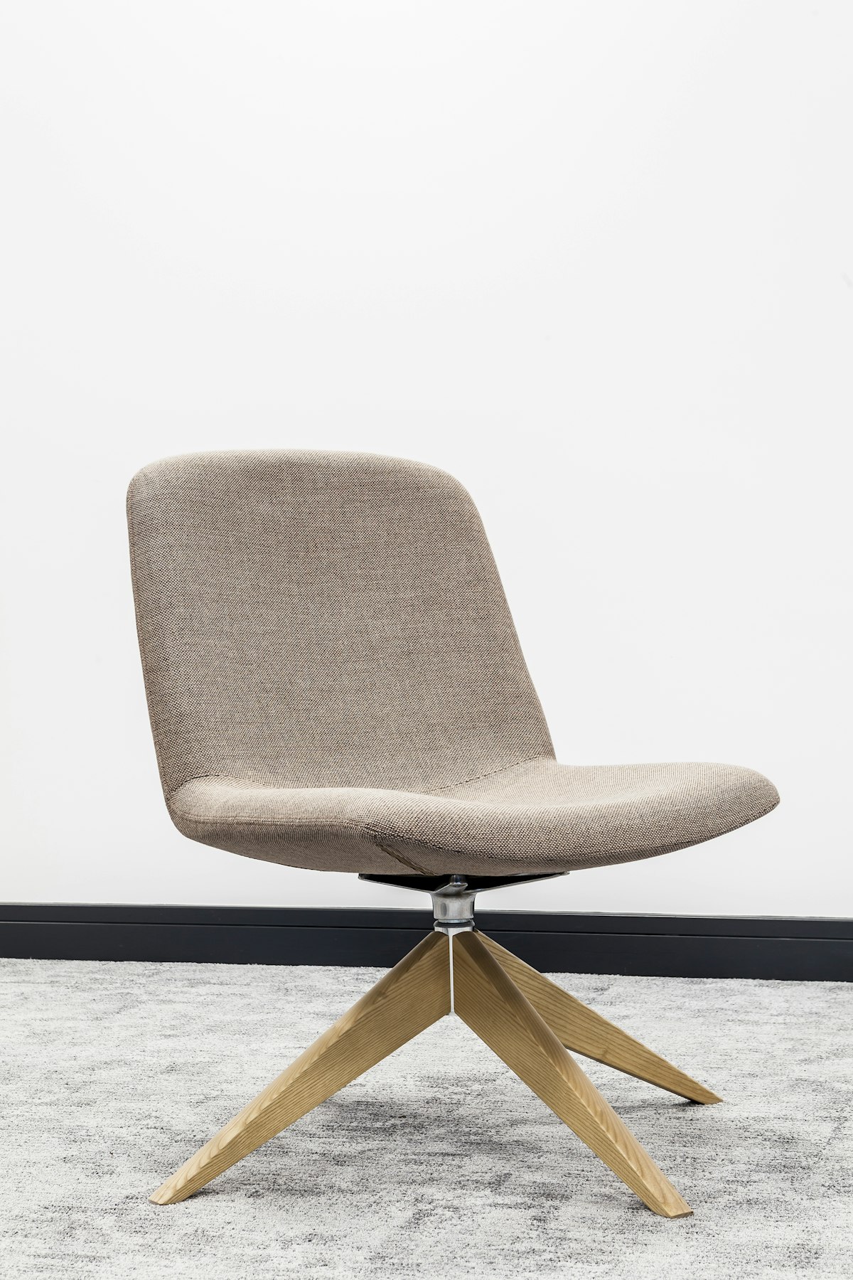 Cadeira de escritório ergonômica cinza em ambiente corporativo moderno