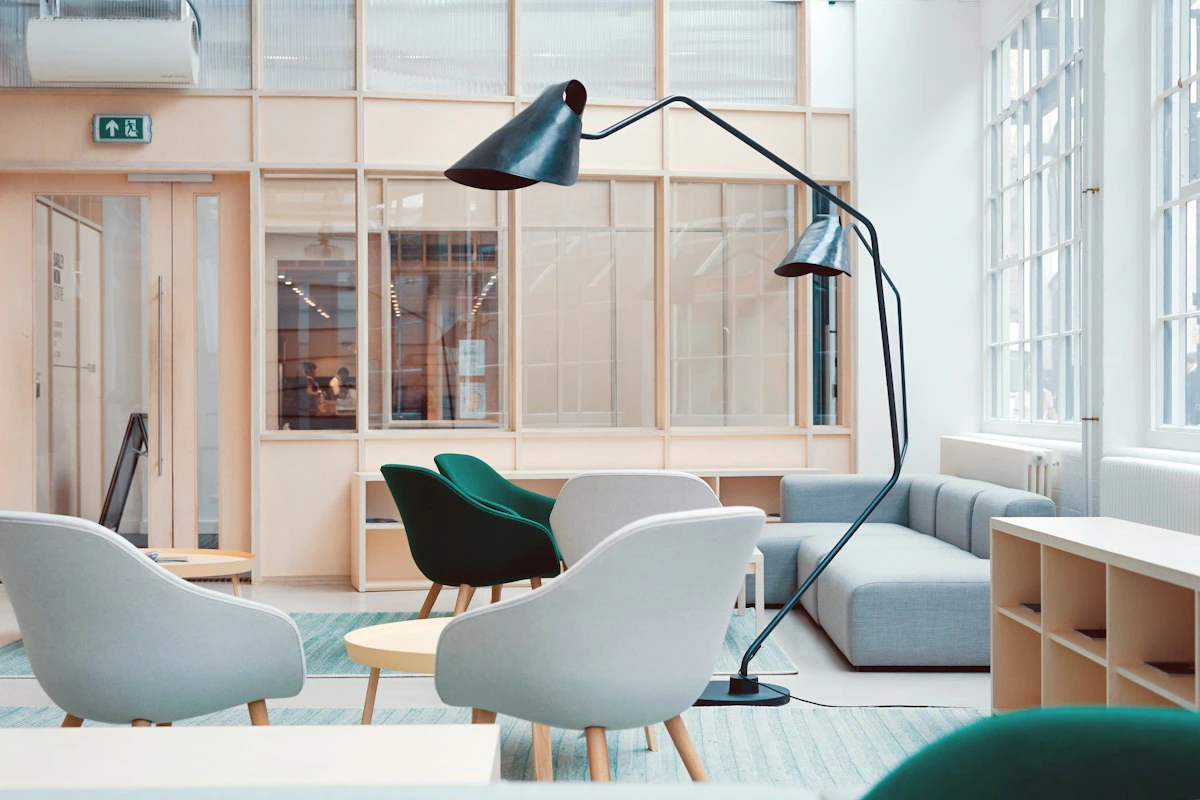 Espaço de trabalho minimalista com mesa e cadeira ergonômica