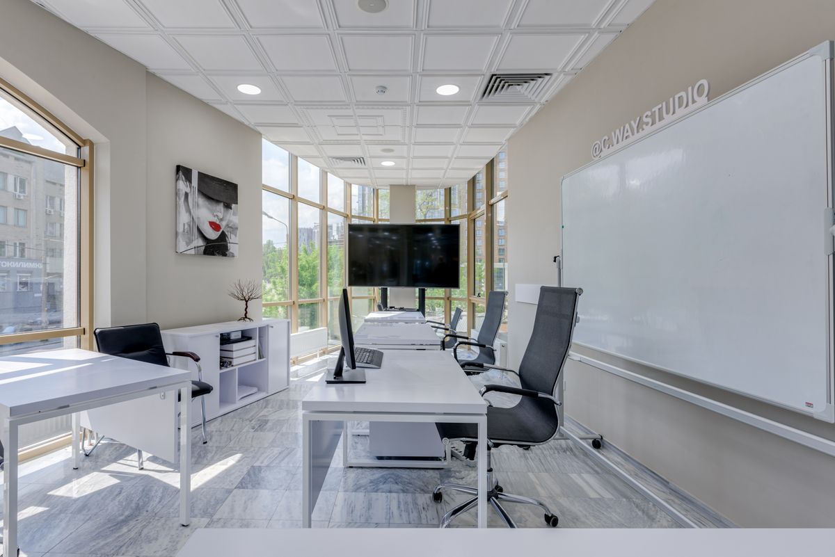 Escritório corporativo moderno com mesas e cadeiras