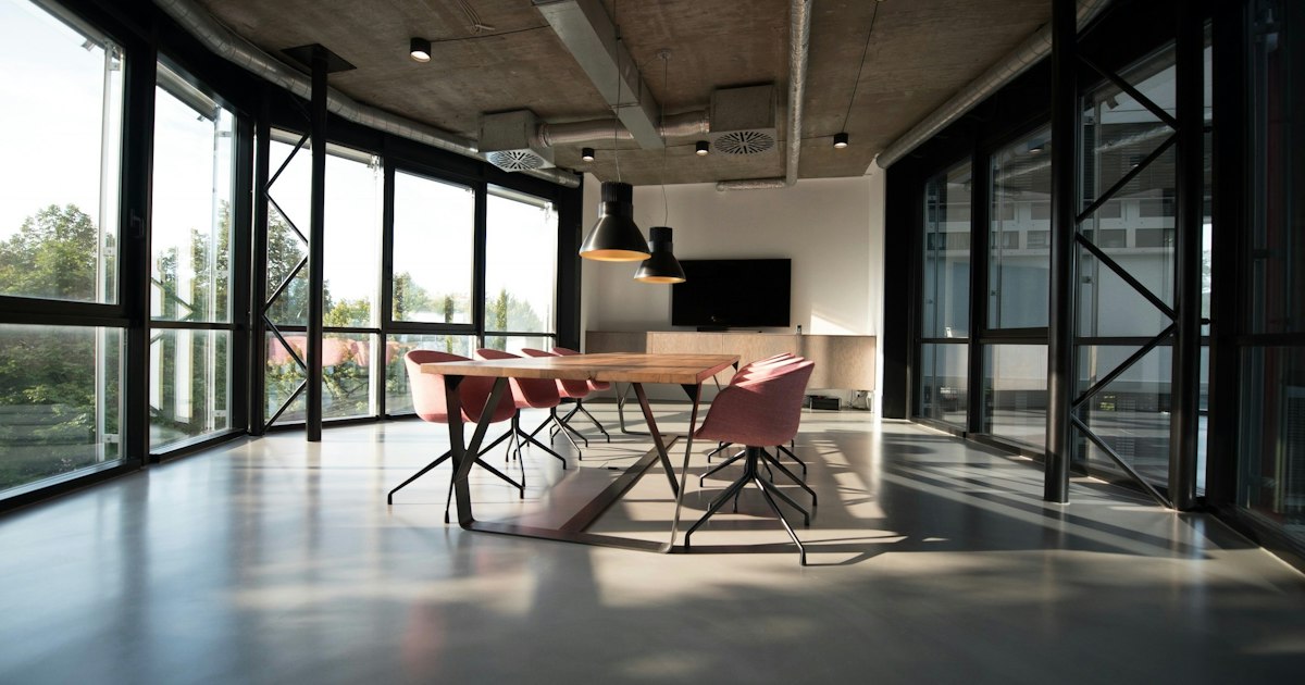 Sala de reunião contemporânea com mesa de conferência e cadeiras ergonômicas
