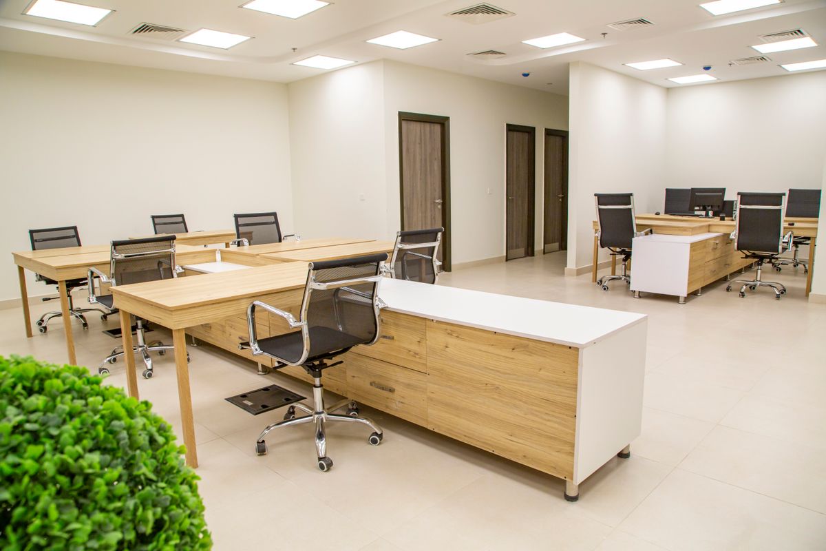 Vista de mesas e cadeiras em escritório corporativo aberto